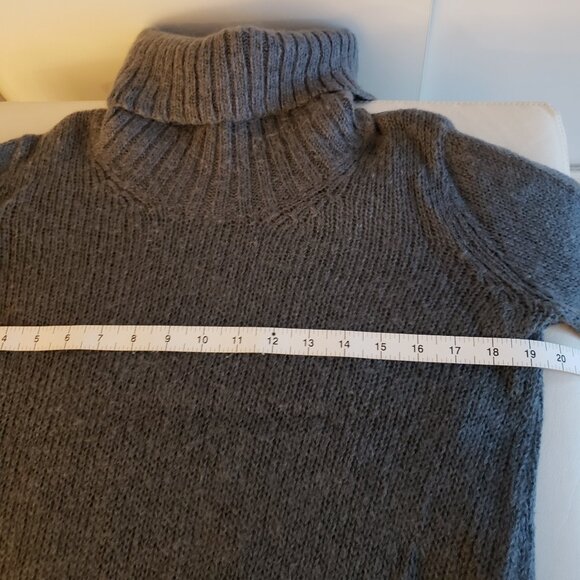 H&M Turtleneck Grey Sweater size medium - Picture 5 of 7
